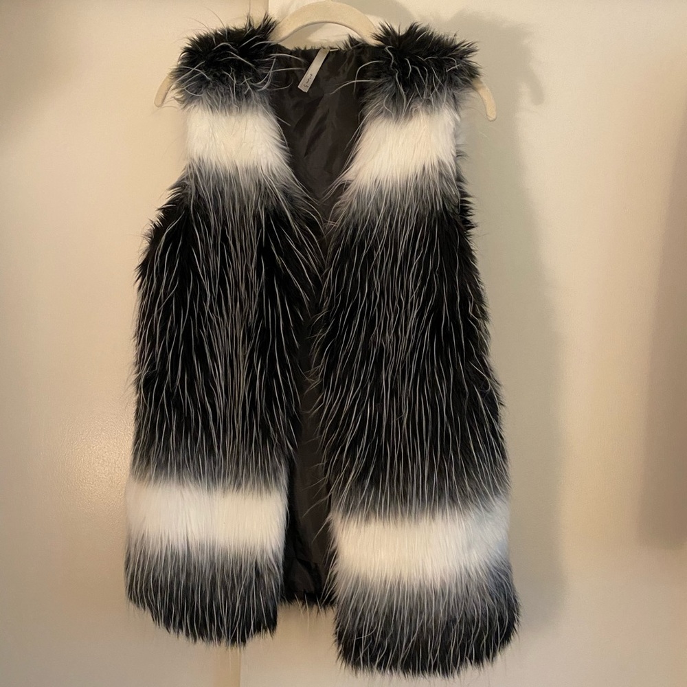 Faux Fur Vest - Picture 2 of 6